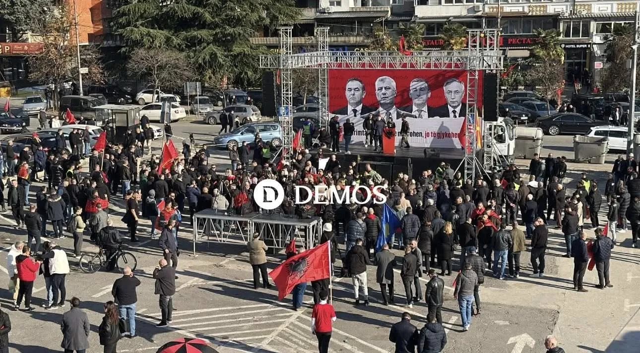 Gjithçka gati në Shkup, qytetarët nisen të mblidhen në sheshin “Skenderbeu” për protestën në mbështetje të ish-krerëve të UÇK-së