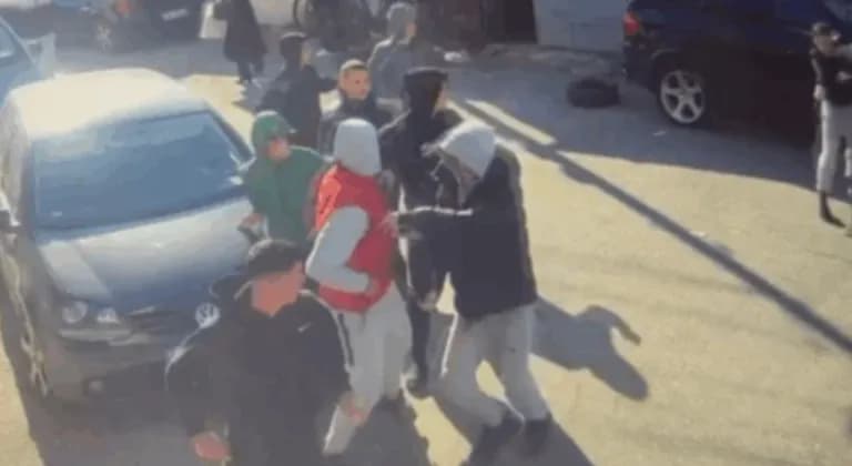 Grushte dhe shkelma, publikohen pamjet nga sherri i dhunshëm mes nxënësve në Shkodër