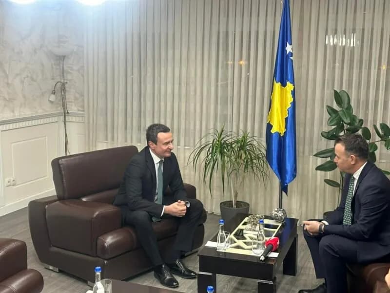 Ishte çdo natë atje gjatë fushatës – Kurti i shkon në zyre Pecit për t’ia uruar detyrën