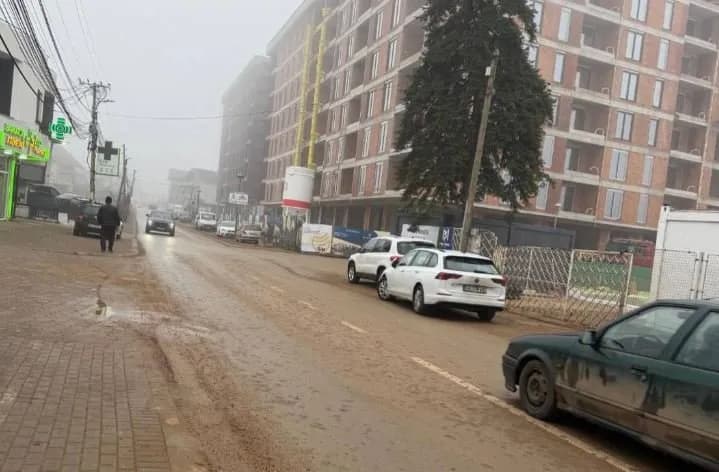 Kamioni ndot asfaltin, kompania gjobitet me 1 mijë euro në Prizren pas ankesave të qytetarëve
