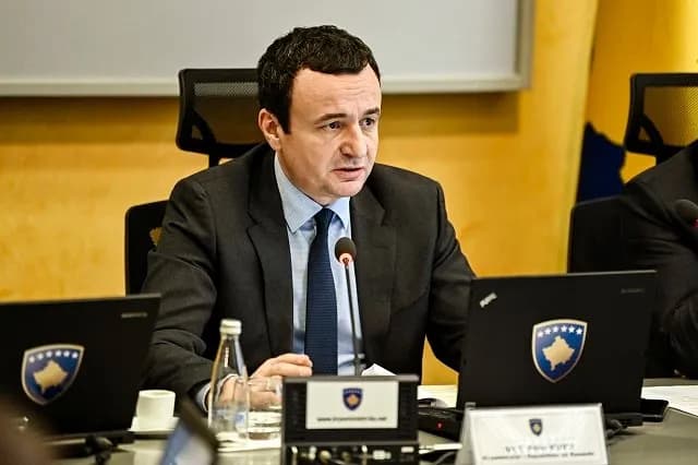 Kurti thotë se paga e 13’të për sektorin publik do të jepet në fillim të 2026’ës
