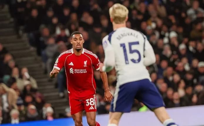 Liverpooli fiton me vështirësi ndaj Spursave, ishte me dy lojtarë më shumë në fushë