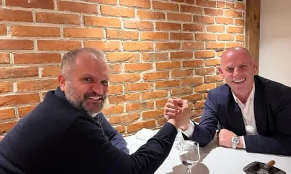 Lladrovci vazhdon me takime, kësaj radhe i “shtrëngon” duart me Shpend Ahmetin – a mund të aderoj në PDK