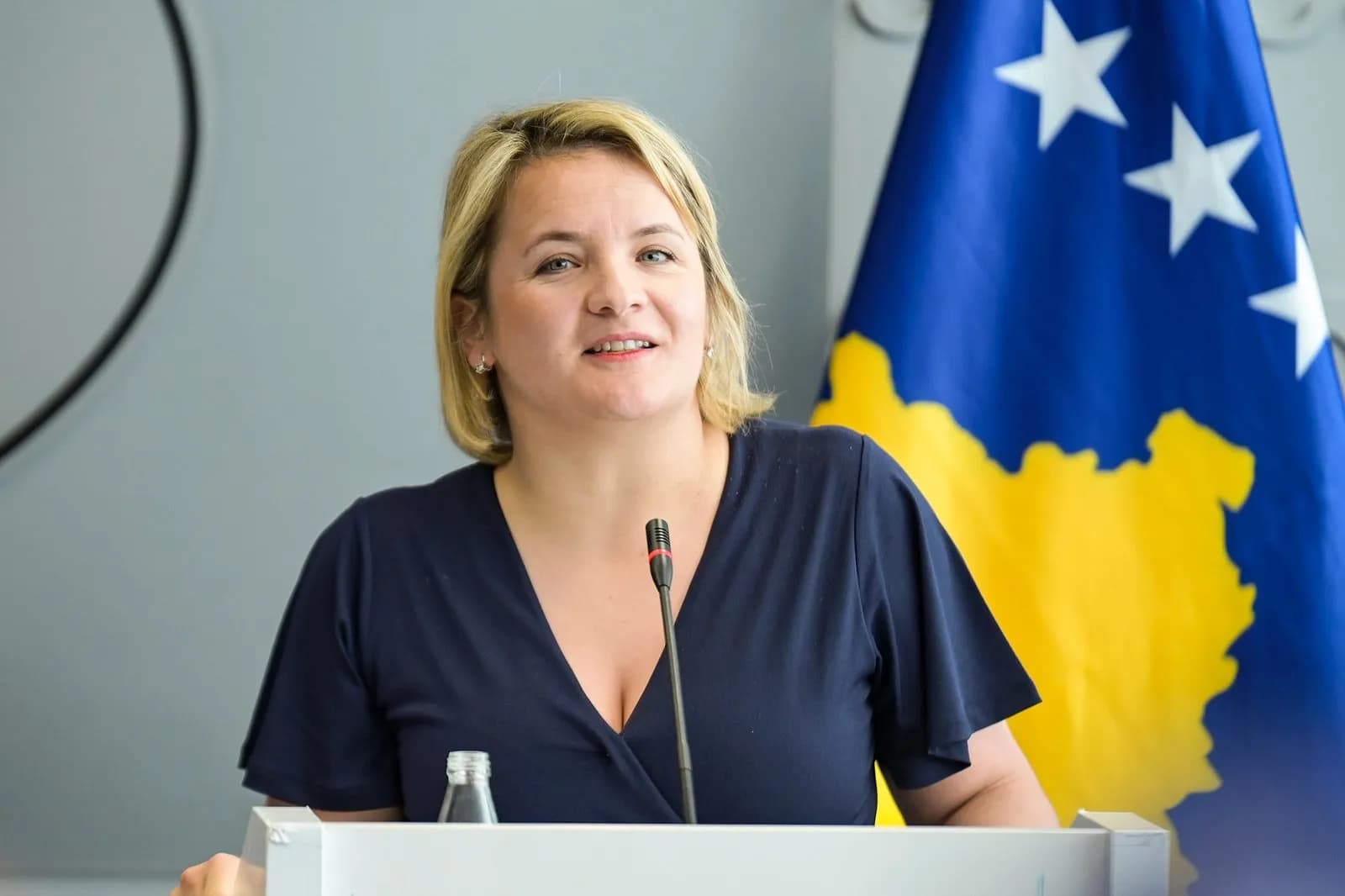 “Mendoj që pak ja ka ba Adriana”, kolegia e Matoshit në VV pro komentimit të zërit dhe duarve të gazetarit Lirim Mehmetaj