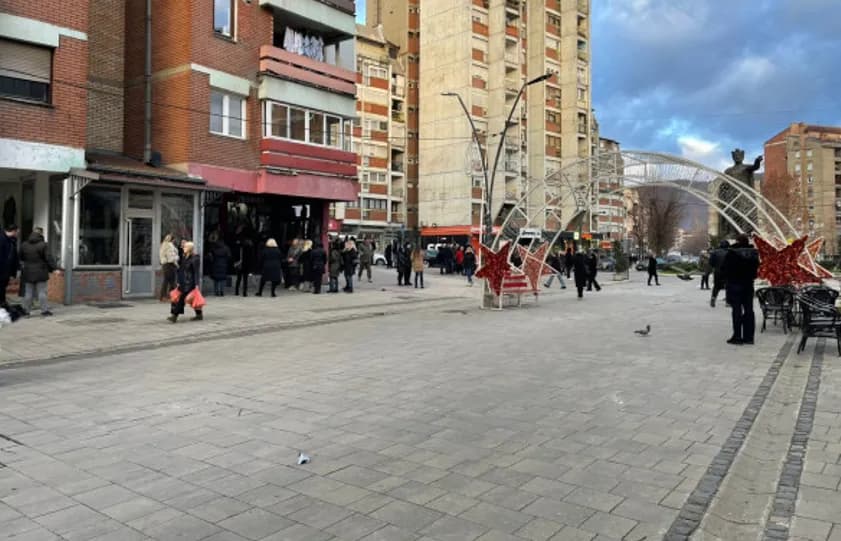 Nis grumbullimi i qytetarëve serbë pranë selisë së Listës Serbe në Mitrovicë