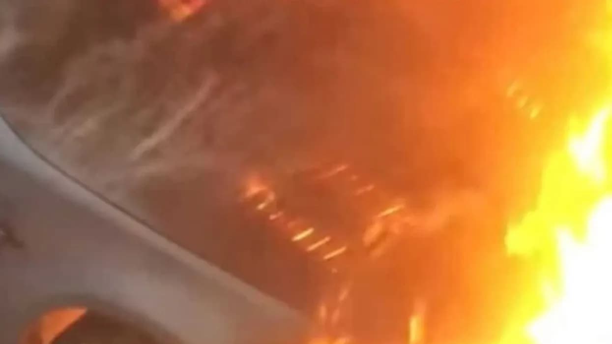 Një person u pa duke ndezur zjarre, dëmtohen pesë vetura në Prishtinë