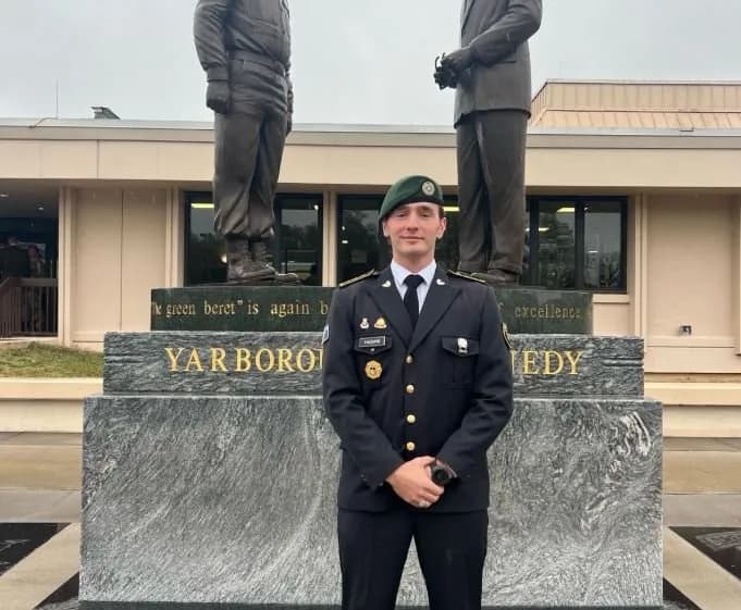 Oficeri i FSK-së diplomon në ShBA, shpërblehet me medalje