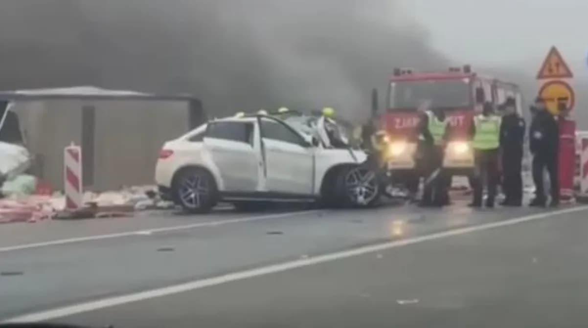 Pamje të rënda nga aksidenti në autostradën “Ibrahim Rugova”: Një kamion e një veturë të dëmtuara rëndë