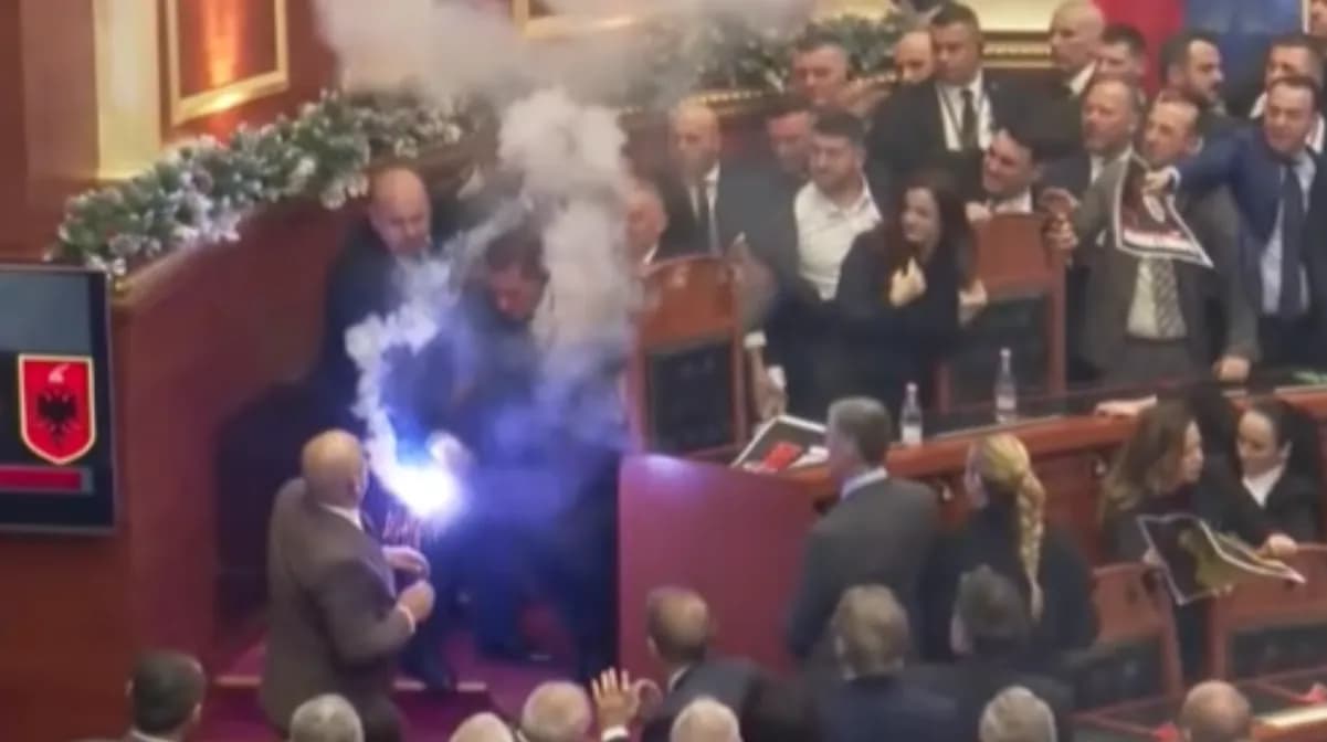 Përplasje të forta në Kuvendin e Shqipërisë, rriten tensionet – ndizen flakadanë