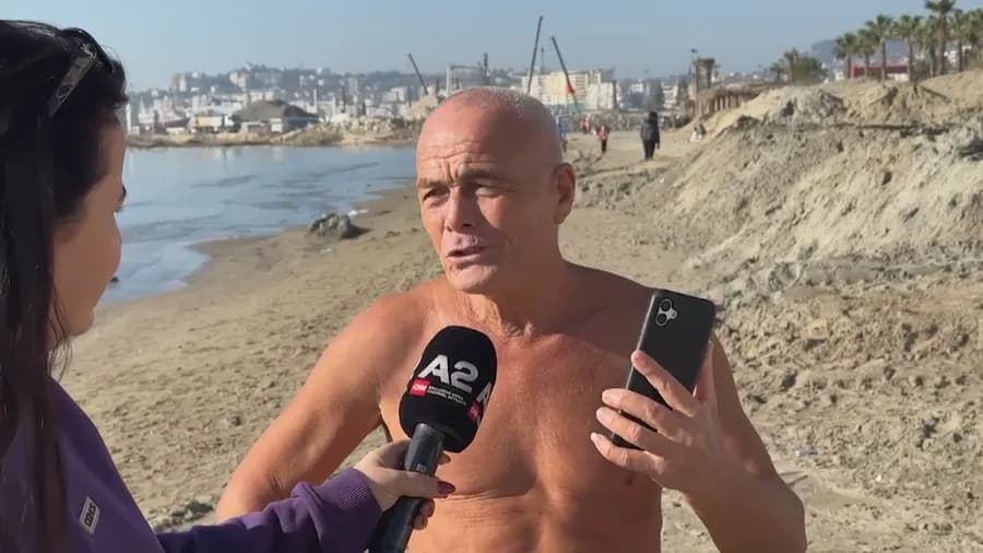 Plazh në dhjetor në Durrës, nuk mungojnë as ata që lahen në det