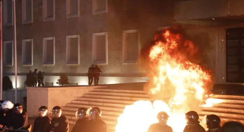 Protestën e mbrëmshme në Tiranë, katër të lënduar si pasojë e dhunës dhe hedhjes së molotovëve