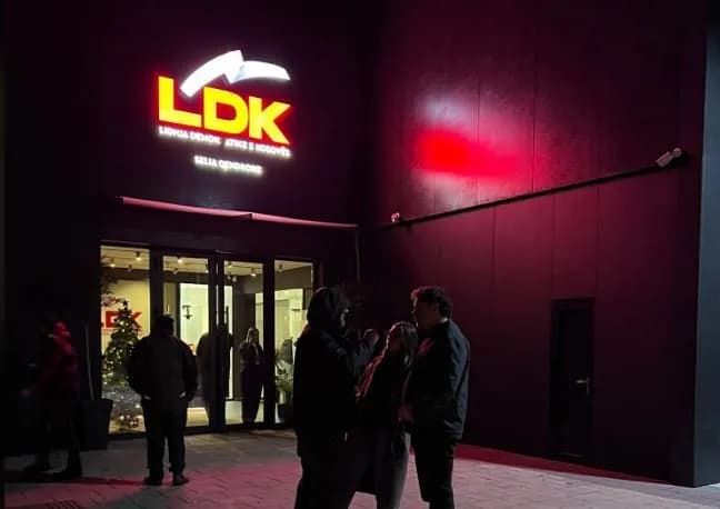 Shpallja e rezultateve të EXIT POLL-eve, qetësi tek zyret e LDK-së