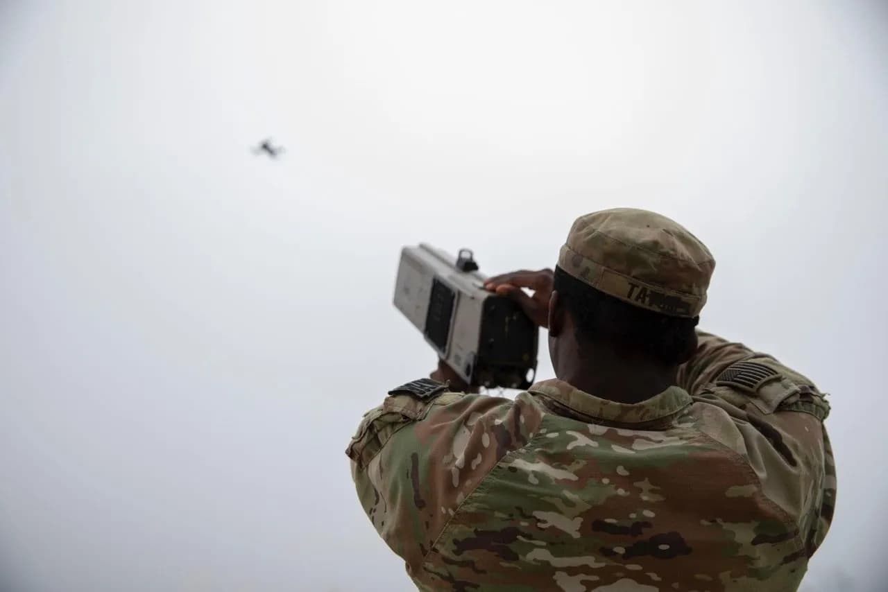 Ushtarët amerikanë trajnohen për gjurmimin dhe rrëzimin e dronëve, KFOR shpjegon se si funksionon sistemi