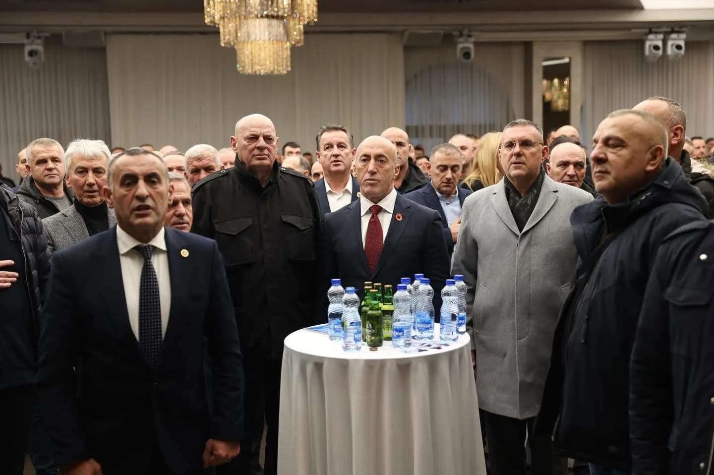 Veteranët e luftës presin me entuziazëm Ramush Haradinajn në Pejë, ushton salla edhe për Arbër Tolajn