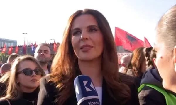 Vlora Çitaku në protestën për ish-krerët e UÇK-së: Jam këtu si shqiptare, jo si zyrtare politike