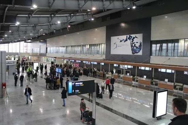 Vodhi një veturë verës në Gjermani, i dyshuari arrestohet në aeroportin e Prishtinës- i sekuestrohet vetura
