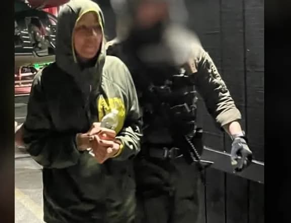 ABC News publikon fotografi të reja të Maduros, dhe gruas së tij gjatë transferimit në SHBA