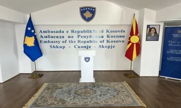 Ambasada e Kosovës në Shkup: Trafiku i automjeteve private po zhvillohet normalisht, disa transportues të kompanive kosovare janë prekur nga bllokimi