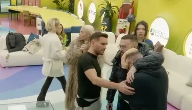 Banorët në panik se çfarë ka ndodhur jashtë, momenti kur Labi iu tregon për vdekjen e gjyshit