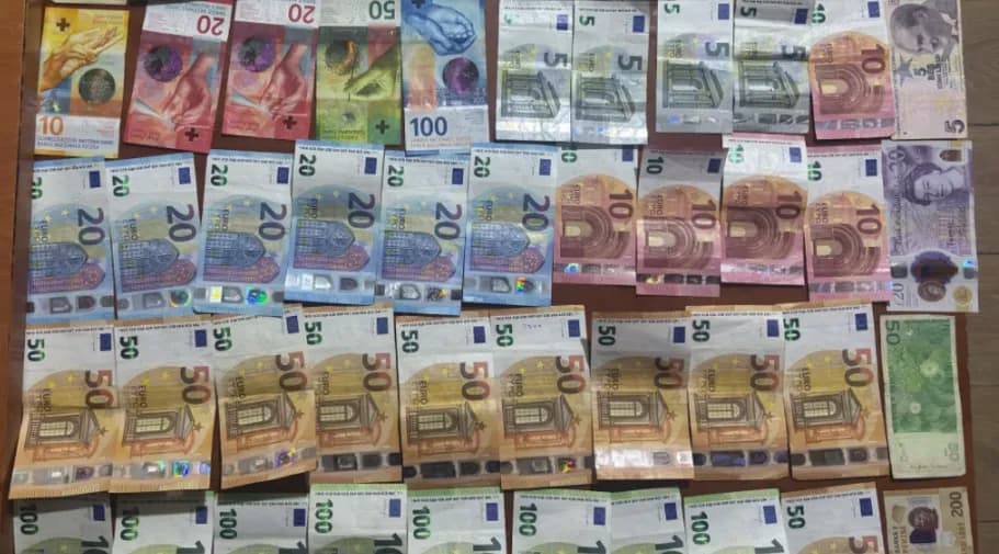 Dy qytetarë nga Podujeva dorëzojnë në Polici një portofol të gjetur me para e dokumente, i kthehet pronarit