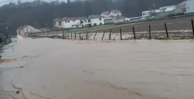 Edhe rrugët e Junikut përfshihen nga uji si pasojë e reshjeve të shiut