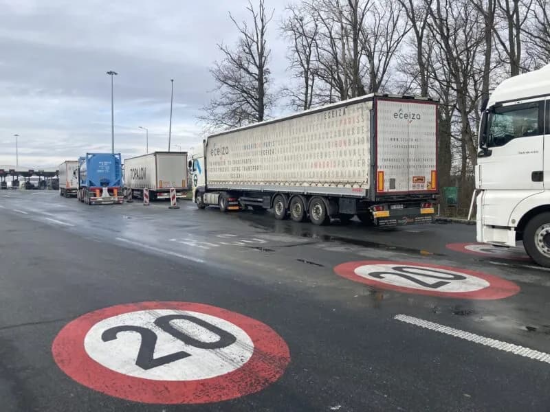 Efekti i “Schengen 90/180”: Protestat e kompanive transportuese izolojnë bizneset e Kosovës, kërkohet ndërhyrje urgjente
