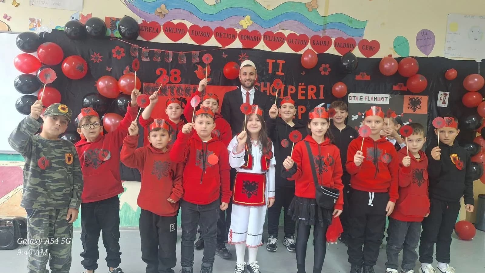 Emocionuese: Fëmija nga Skenderaj niset drejt mërgimit me familje, shokët e klasës i shkruajnë letër prekëse