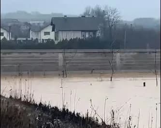 Fshati Zajm i Klinës përmbytet nga reshjet e shiut, uji merr disa lagje