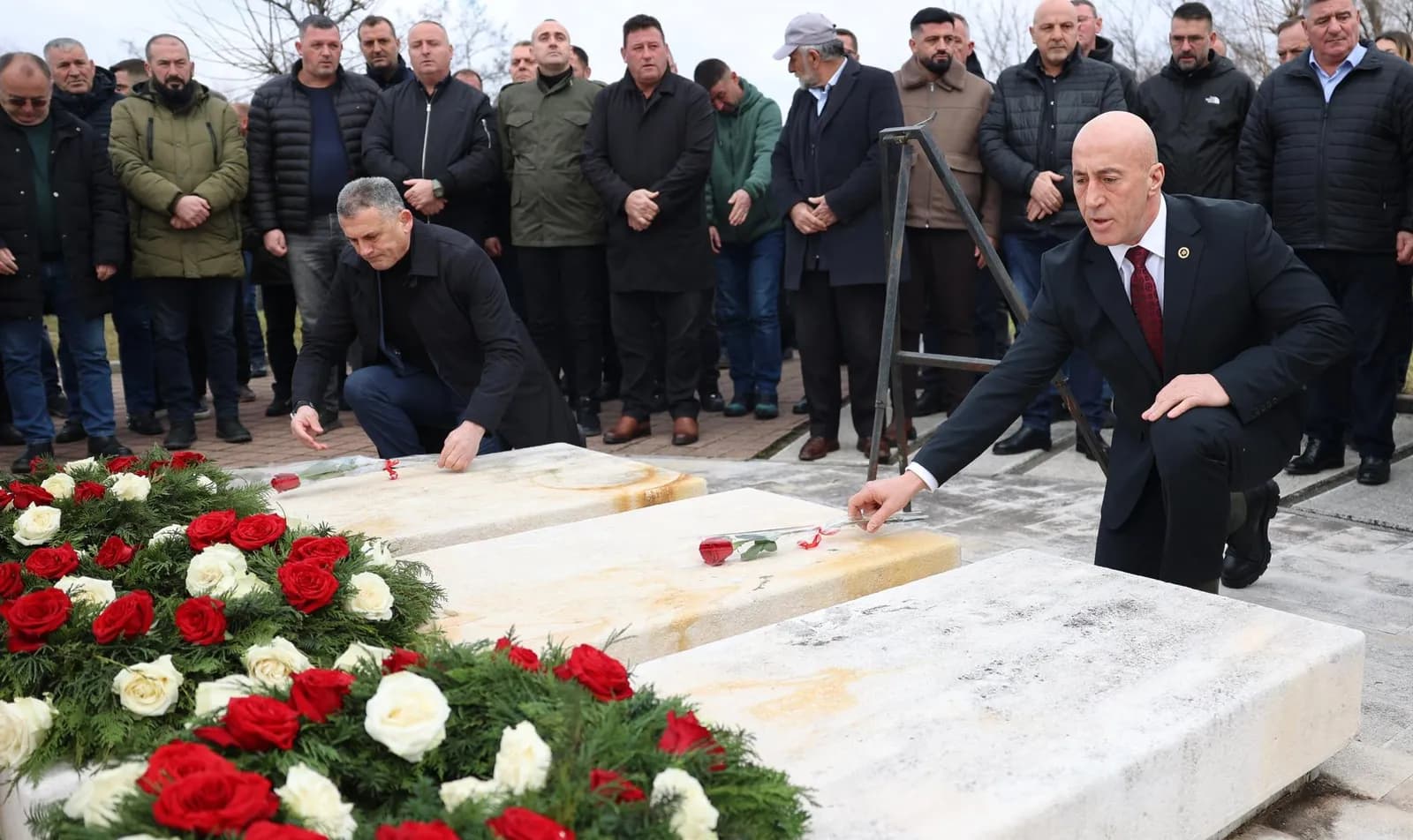 Haradinaj bën homazhe për Jusuf e Bardhosh Gërvallën dhe Kadri Zekën