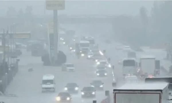 Kaos në autostradën Tiranë-Durrës, makinat të bllokuara në mes të ujit