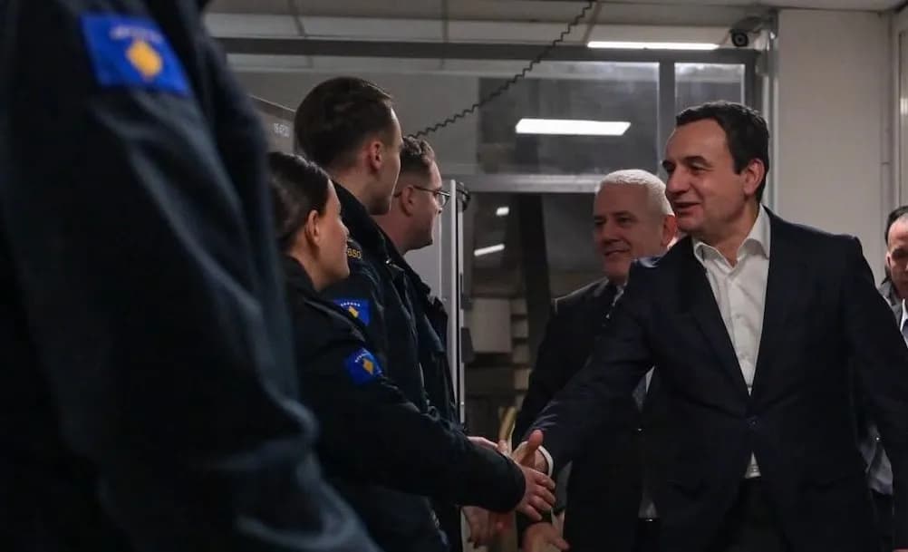 Kurti viziton zyrtarët policorë për Vitin e Ri: Përkushtimi juaj është shtyllë e sigurisë në Kosovë