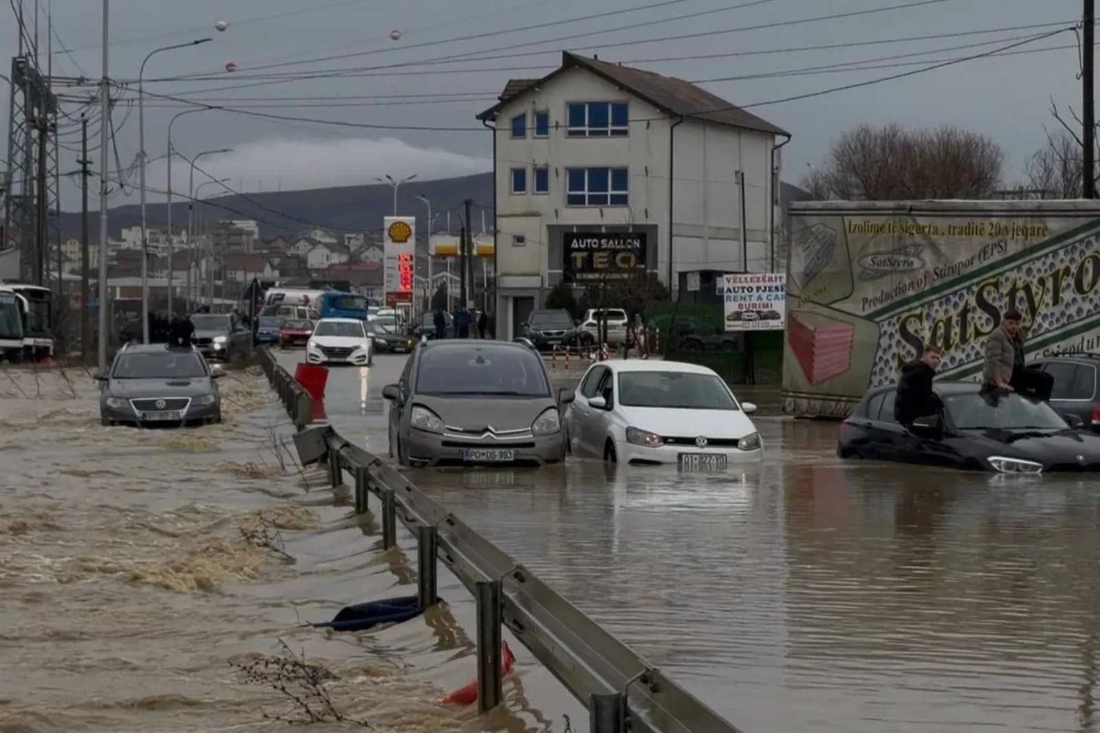 Lehtësohet qarkullimi në rrugën Drenas–Komoran, niveli i ujit ka rënë