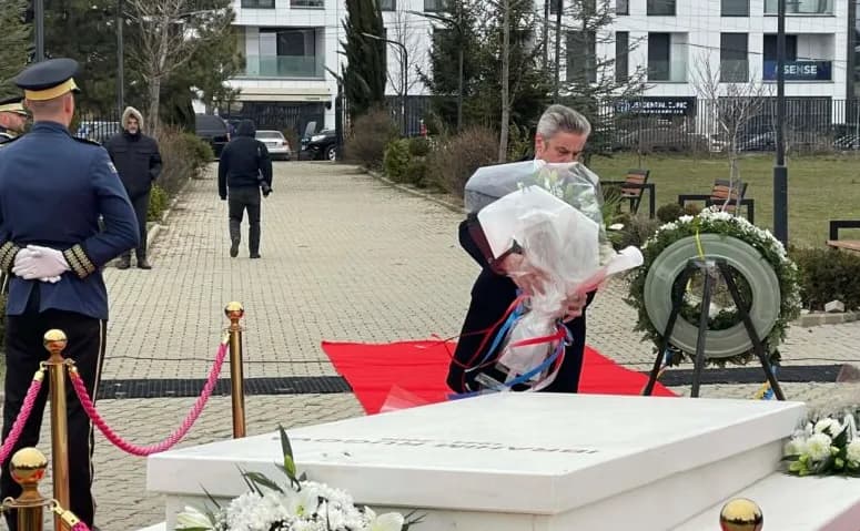 Liderët politikë përkujtojnë ish-presidentin Rugova në 20-vjetorin e vdekjes së tij