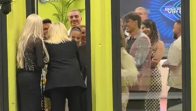 “Limi kujdes ti pak…” – Nëna e Benitës u drejtohet me disa fjalë banorëve (VIDEO)