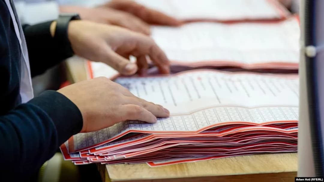 Mbi 3 mijë pako me fletëvotime nga diaspora ende nuk kanë “zbarkuar” në Kosovë
