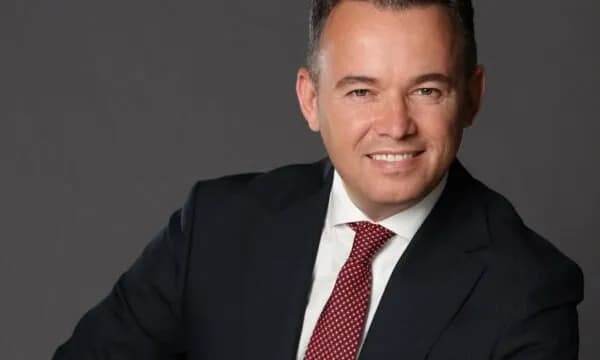 Me frizurë të re, Peci pozon për Fadil Berishën dhe ndahet i kënaqur: Faleminderit mjeshtër