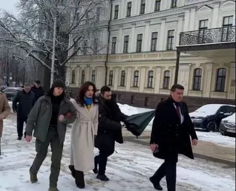 Ministrja shqiptare në Kiev: Frymëzim nga qëndresa e popullit ukrainas (VIDEO)