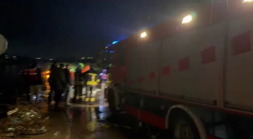 Momenti kur zjarrfikësit e nxjerrin veturën nga uji në Obiliq