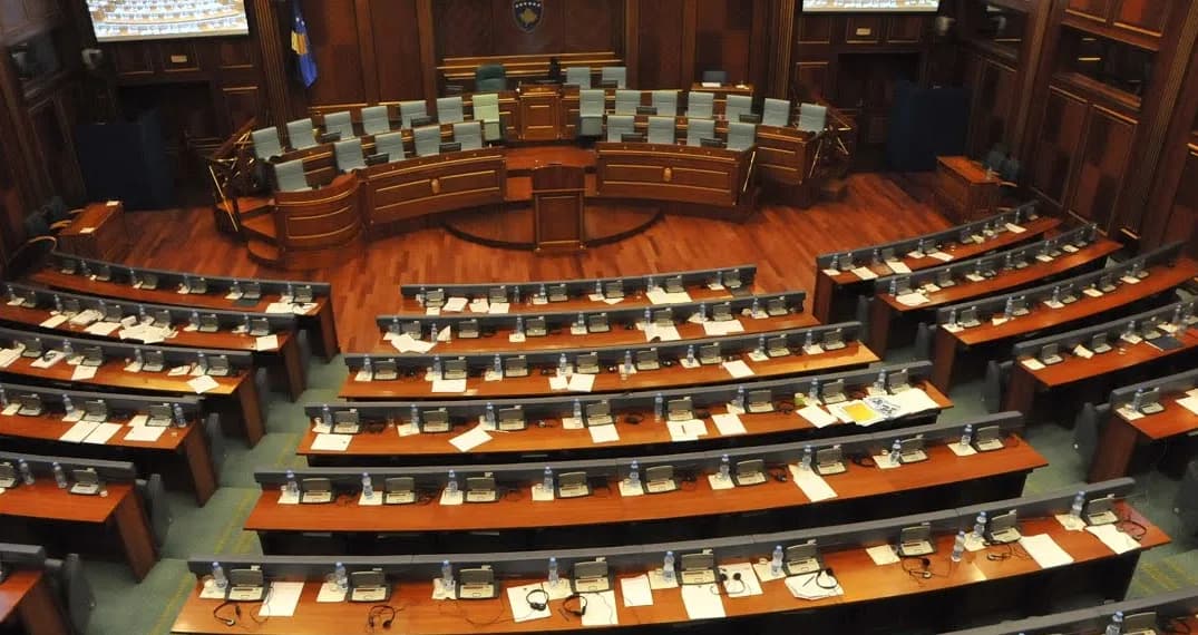 Nënkryetari i Kuvendit nga komuniteti serb, Kushtetueses i kërkohet vendimi para seancës konstituive