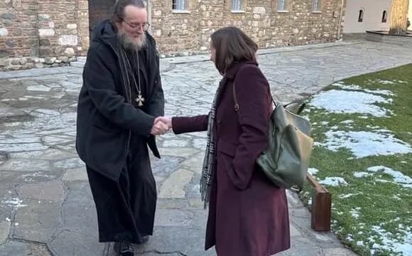 Një zyrtare e ambasadës amerikane viziton Manastirin e Deçanit, dëgjon shqetësimet e riafirmon mbështetjen