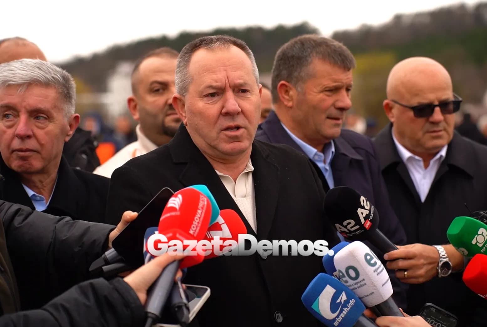 “Ose burg ose litar”: Hysni Gucati me shumë plagë në luftë, kërcënohet nga dhjetëra komentues në rrjete sociale