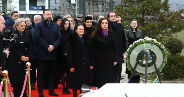 Osmani me familjen Rugova dhe korin diplomatik homazhe tek varri i Presidentit Historik