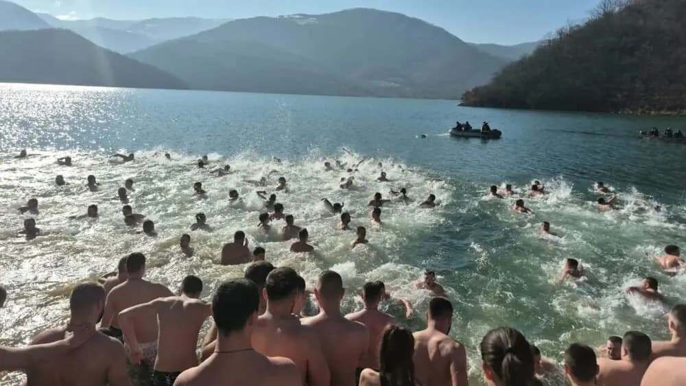 Pamje nga Liqeni i Ujmanit ku qindra serbë u zhytën për të gjetur Kryqin e Shenjtë