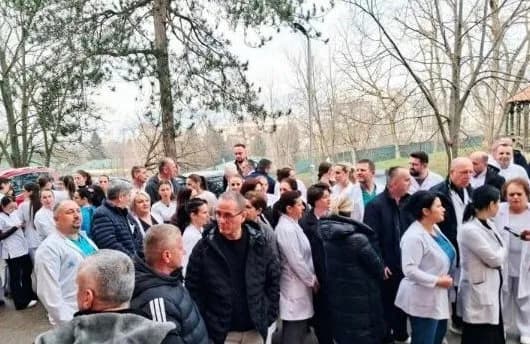 Pas sulmit në Ortopedi, punëtorët e Spitalit të Mitrovicës dalin në protestë