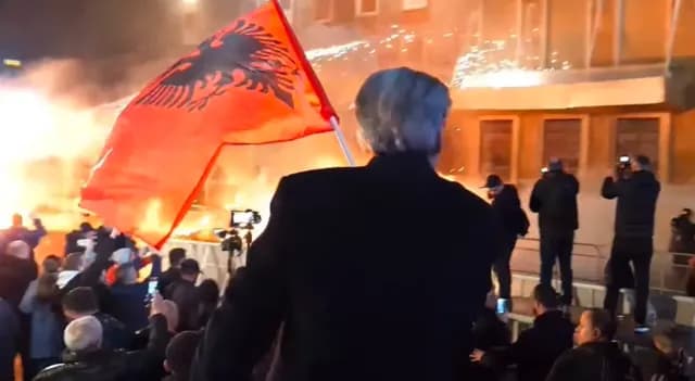PD-ja me protestë kërkon rrëzimin e Ramës, hidhen molotovë drejt Kryeministrisë