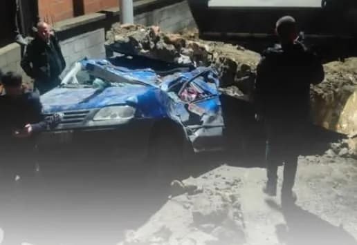 Policia konfirmon shembjen e murit mbi automjet në Han të Elezit, shoferi pësoi lëndime