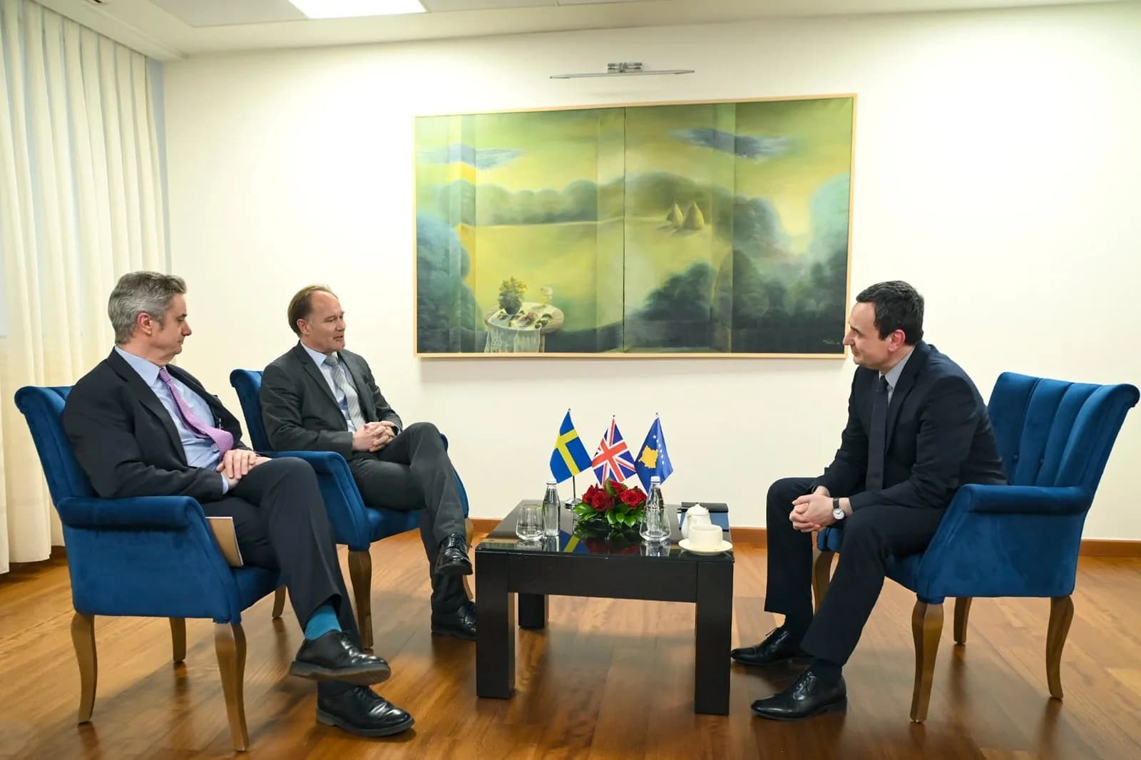 Prioritetet e qeverisë së ardhshme, temë e takimit të Kurtit me dy ambasadorë të huaj