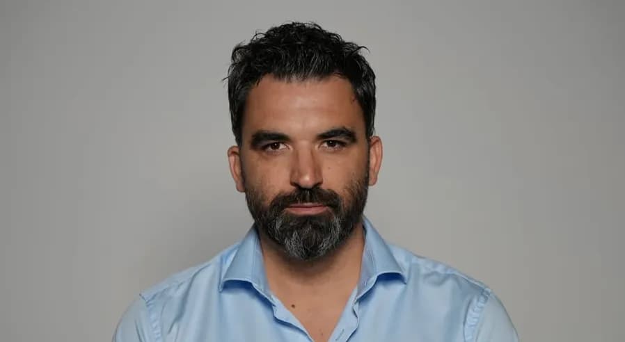 Publikohet foto: Vëllai i Xhavit Nuredinit, kërcënuesit të gazetarit Lirim Mehmetaj, punon si milic i Serbisë