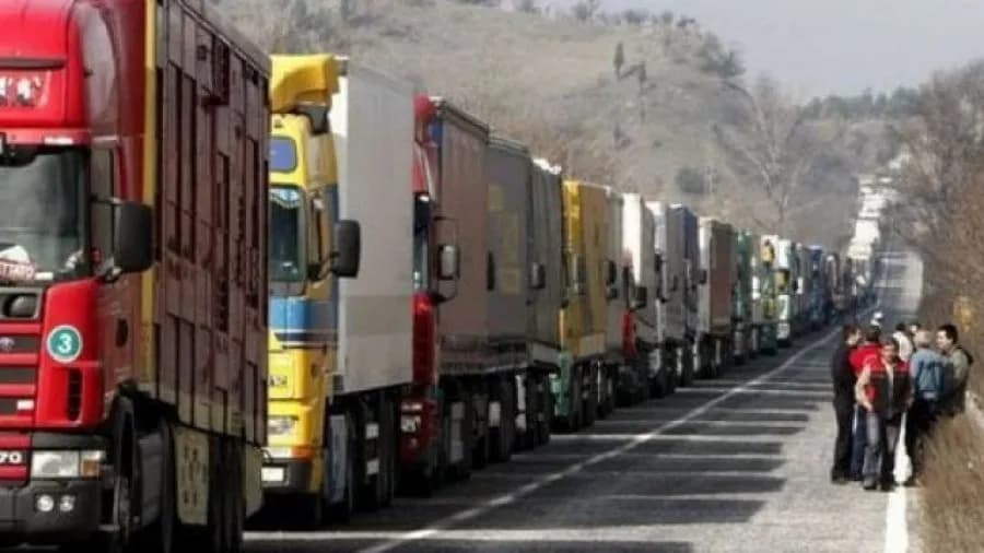 QKMK: Nga nesër do të ndërprehet qarkullimi i kamionëve në të gjitha Pikat Kufitare me Serbinë