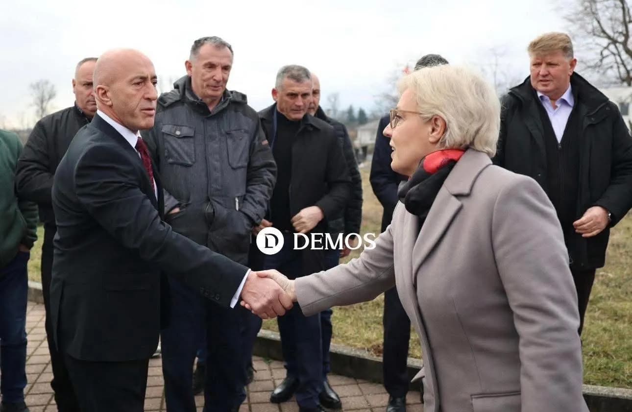 Ramush Haradinaj e Donika Gërvalla ia zgjasin dorën njëri-tjetrit në Dubovik